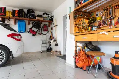 organiser votre garage avec des étagères
