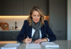 Femme en blazer navy remplissant un formulaire de changement d'adresse