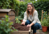 Composter des grains de café entiers : comment et pourquoi le faire ? Femme en jeans et pull clair compostant avec des grains de cafe
