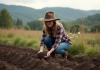Permaculture : quel type de terrain choisir pour réussir ? Femme en jeans et chapeau inspectant la terre