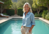 Surface idéale piscine naturelle : quelle superficie choisir ? Femme souriante en extérieur près d'une piscine naturelle