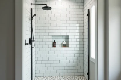 Douche à l'italienne moderne avec paroi en verre et carrelage blanc, illustrant les dimensions standard d'une cabine de douche conforme aux normes